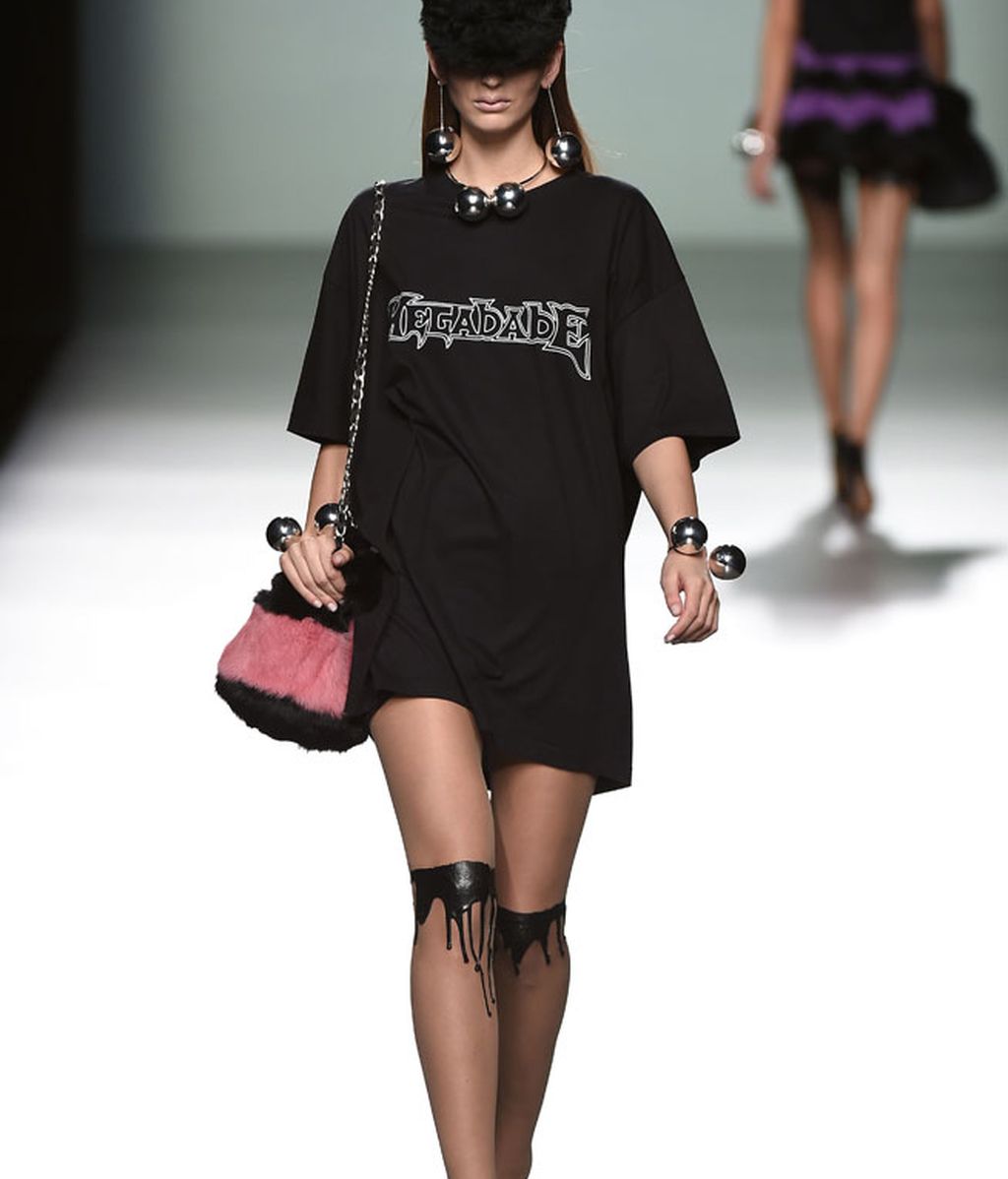 Tejidos metalizados, plastificados y silueta urbana