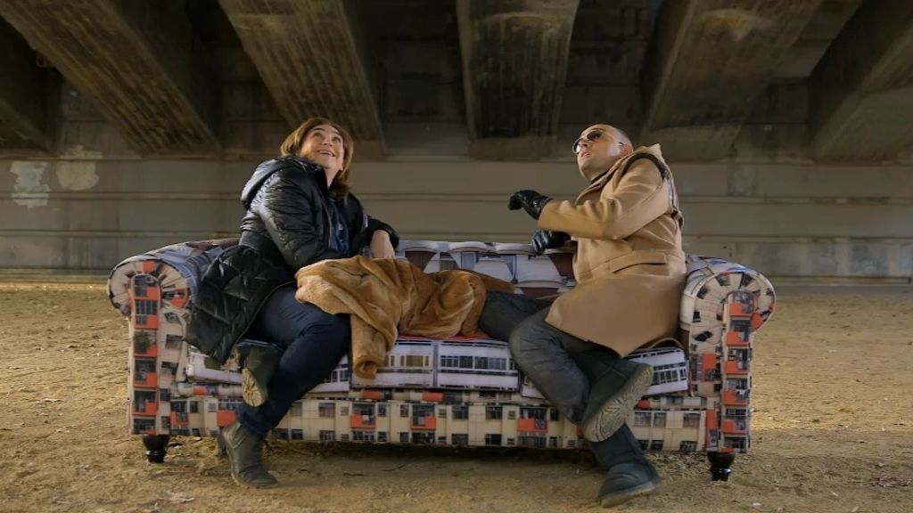 Ada Colau y Risto charlan debajo de un puente