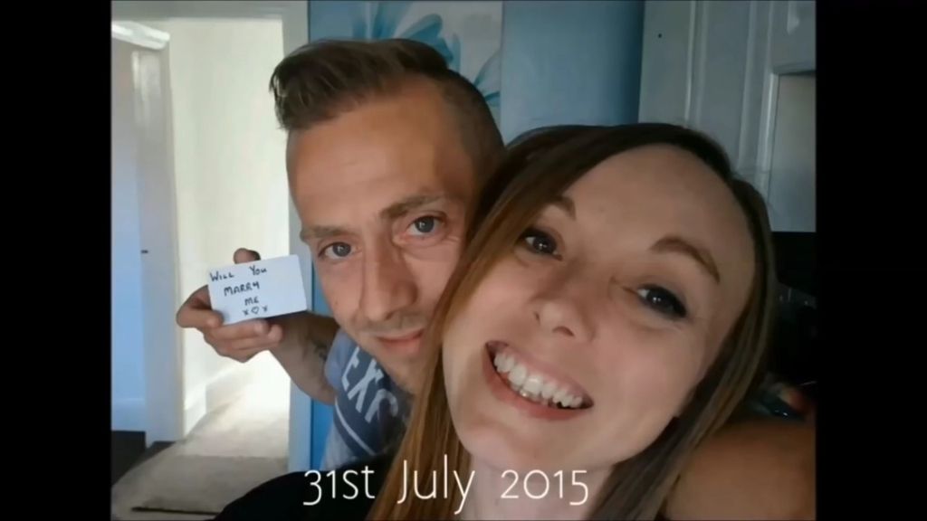 Su novio le pide matrimonio durante 147 días y no se da cuenta