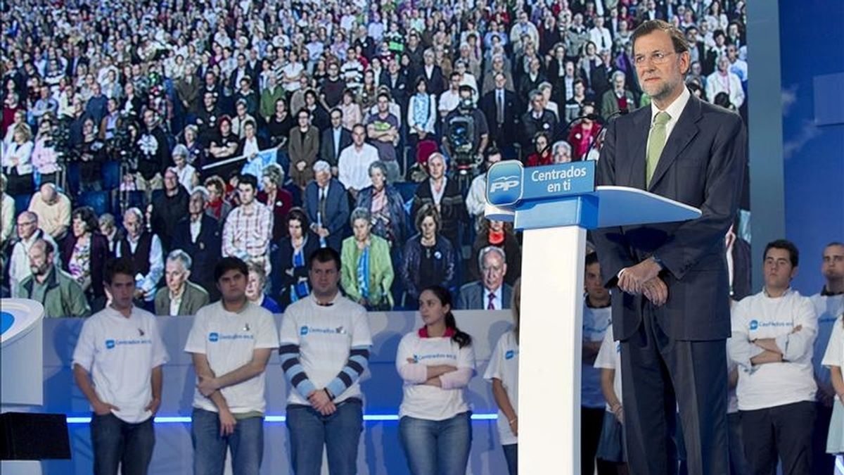 El presidente del Partido Popular, Mariano Rajoy, durante el minuto de silencio que se guardó por los fallecidos en el terremoto ocurrido hoy en Murcia en el acto electoral que los populares celebran esta tarde en Oviedo. EFE