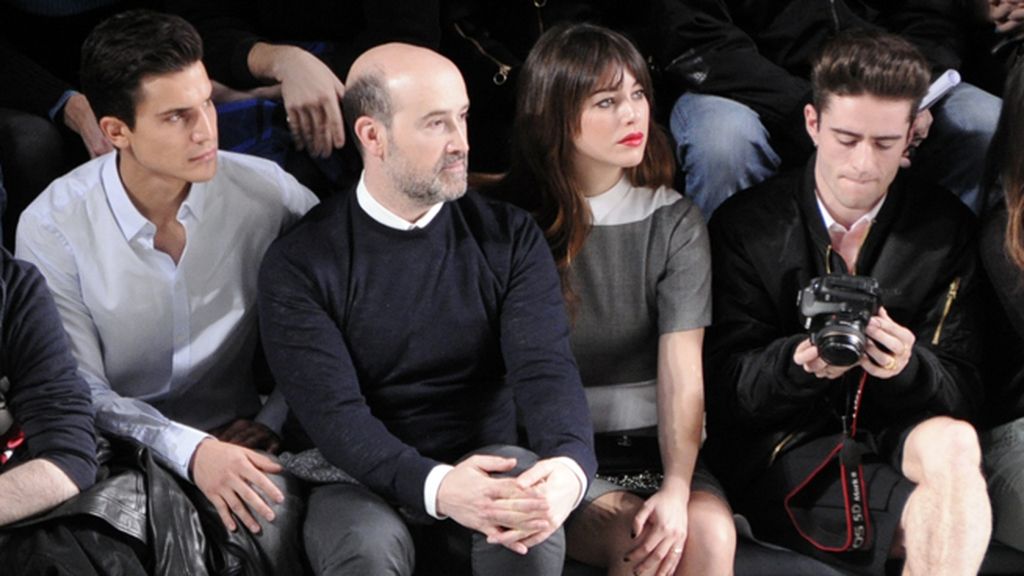 Álex González, Javier Cámara, Blanca Suárez y Pelayo Díaz muy atentos a las nuevas propuestas de David Delfín