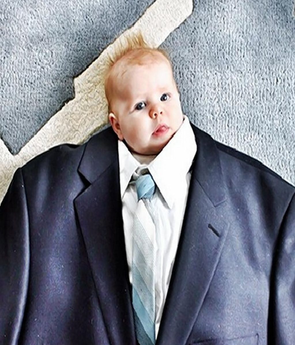 Bebés vestidos de adultos, la última moda en Internet