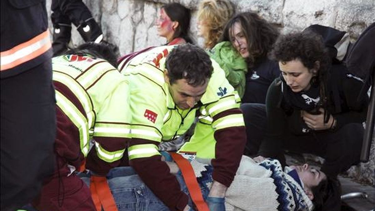 En la imagen, simulacro de accidente de profesionales del Servicio de Urgencia Médica de Madrid SUMMA 112. EFE/Archivo