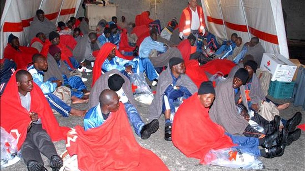 Imagen de algunos de los 77 inmigrantes subsaharianos, que viajaban en un cayuco localizado anoche a 60 millas al sur de Gran Canaria, en el que también fueron encontrados tres cadaveres. Al menos 10 de los ocupantes eran menores que  llevaban navegando entre ocho y 10 días. EFE