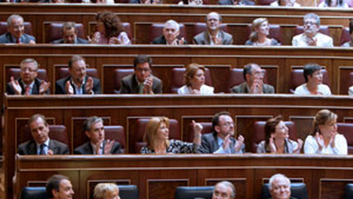La bancada socialista tras aprobarse al ratificación del Tratado de Lisboa en el Congreso. FOTO: EFE