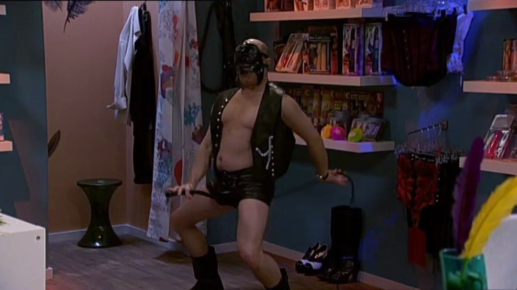 Soraya le pide trabajo sin saber quién es en realidad...