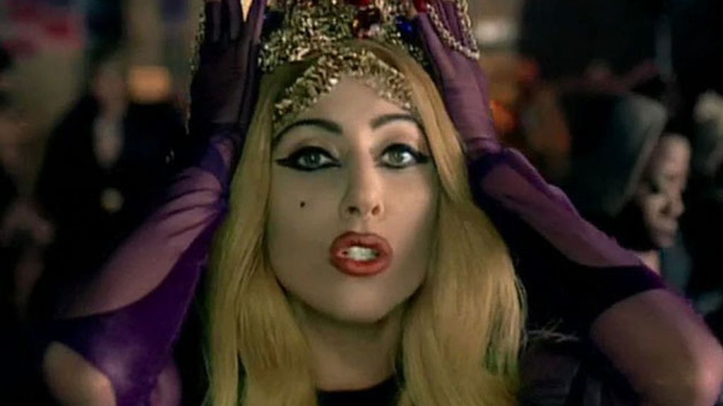 Lady Gaga la lía con su último videoclip