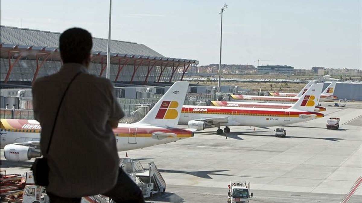 Un hombre observa los aviones en el aeropuerto de Barajas durante la huelga de controladores. EFE/Archivo