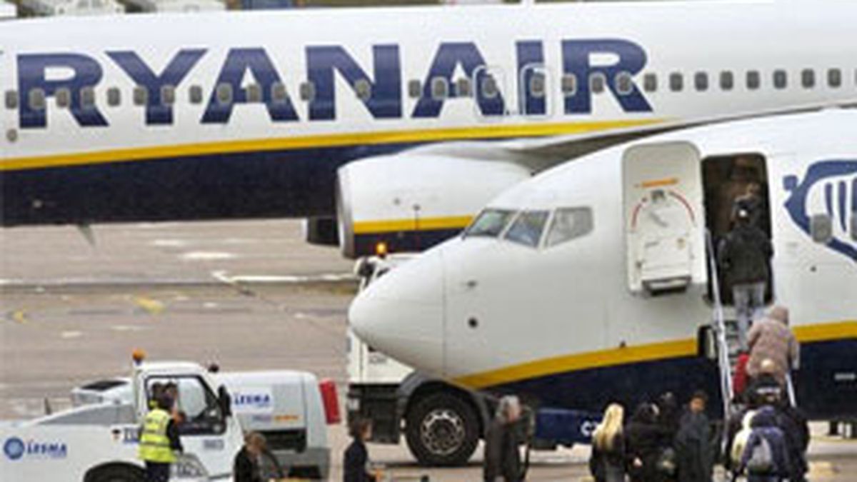 Ryanair cobra hasta 40 euros por imprimir la tarjeta de embarque. Foto: Archivo.
