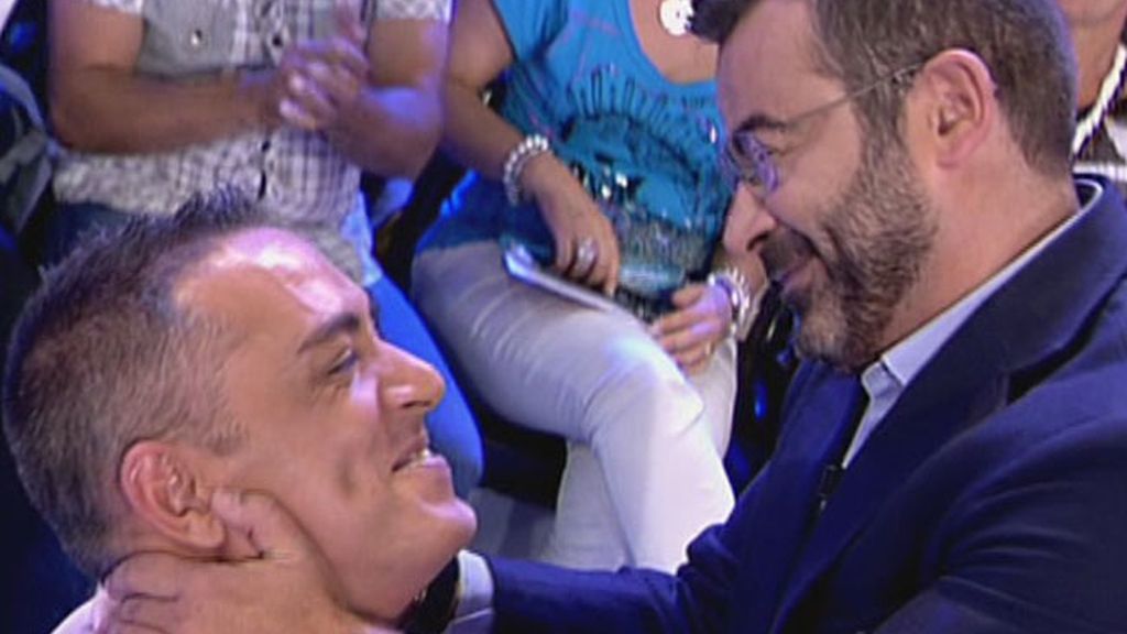J.J. besa a Kiko Hernández...