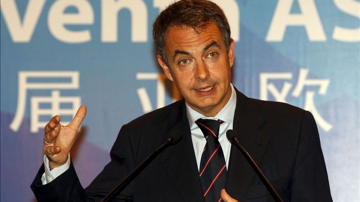 El presidente del Gobierno, José Luis Rodríguez Zapatero, volverá la próxima semana a Asia, en concreto a China y Singapur, para captar el interés de sus poderosos fondos de inversión y apoyar la entrada en el continente de empresas españolas, que tienen previsto firmar relevantes acuerdos en Pekín. EFE/Archivo