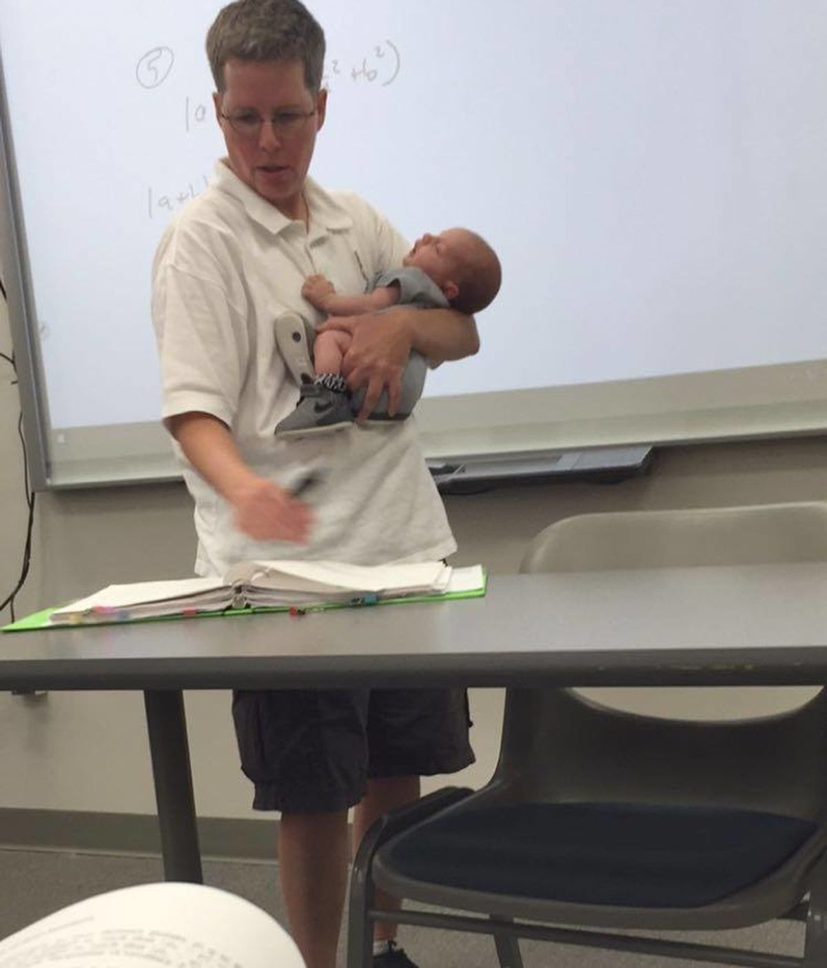 La profesora Ryan sostiene en brazos el bebé de su alumna