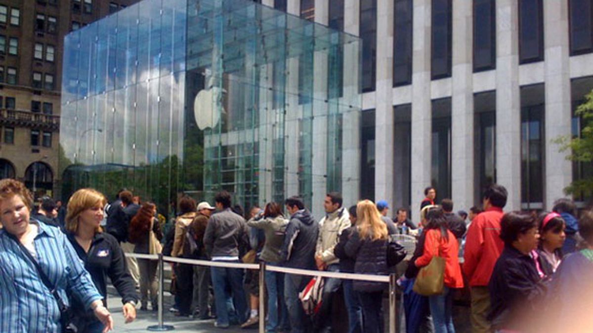 Frente a la tienda de Apple en NYC.