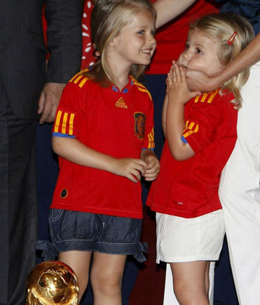 Las Infantas Leonor y Sofía con la Copa del Mundo