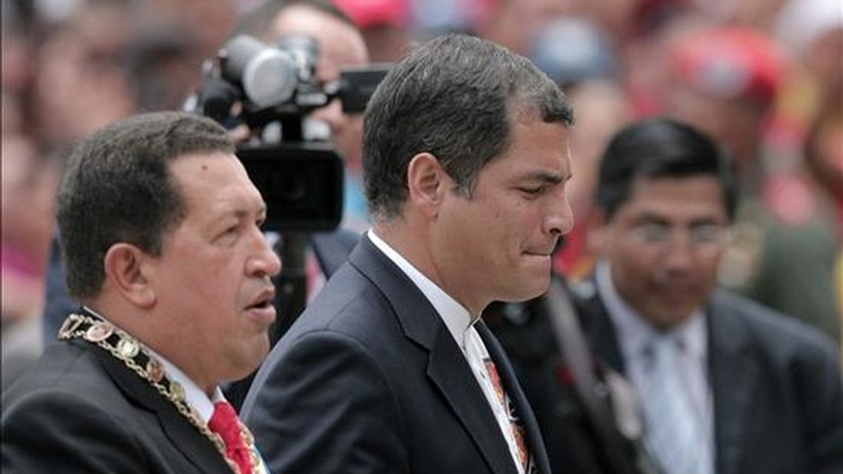 El presidente venezolano, Hugo Chávez (i), y su homólogo ecuatoriano, Rafael Correa (c), asisten a la ceremonia de colocación de los restos simbólicos de la herína quiteña Manuelita Sáenz (1797-1856) en el Panteón Nacional en Caracas (Venezuela). EFE El presidente venezolano, Hugo Chávez (i), y su homólogo ecuatoriano, Rafael Correa (c), asisten a la ceremonia de colocación de los restos simbólicos de la herína quiteña Manuelita Sáenz (1797-1856) en el Panteón Nacional en Caracas (Venezuela). EFE