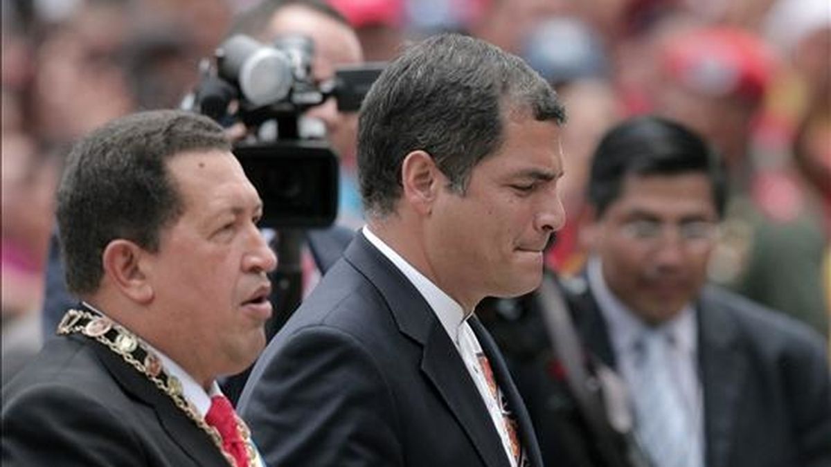 El presidente venezolano, Hugo Chávez (i), y su homólogo ecuatoriano, Rafael Correa (c), asisten a la ceremonia de colocación de los restos simbólicos de la herína quiteña Manuelita Sáenz (1797-1856) en el Panteón Nacional en Caracas (Venezuela). EFE