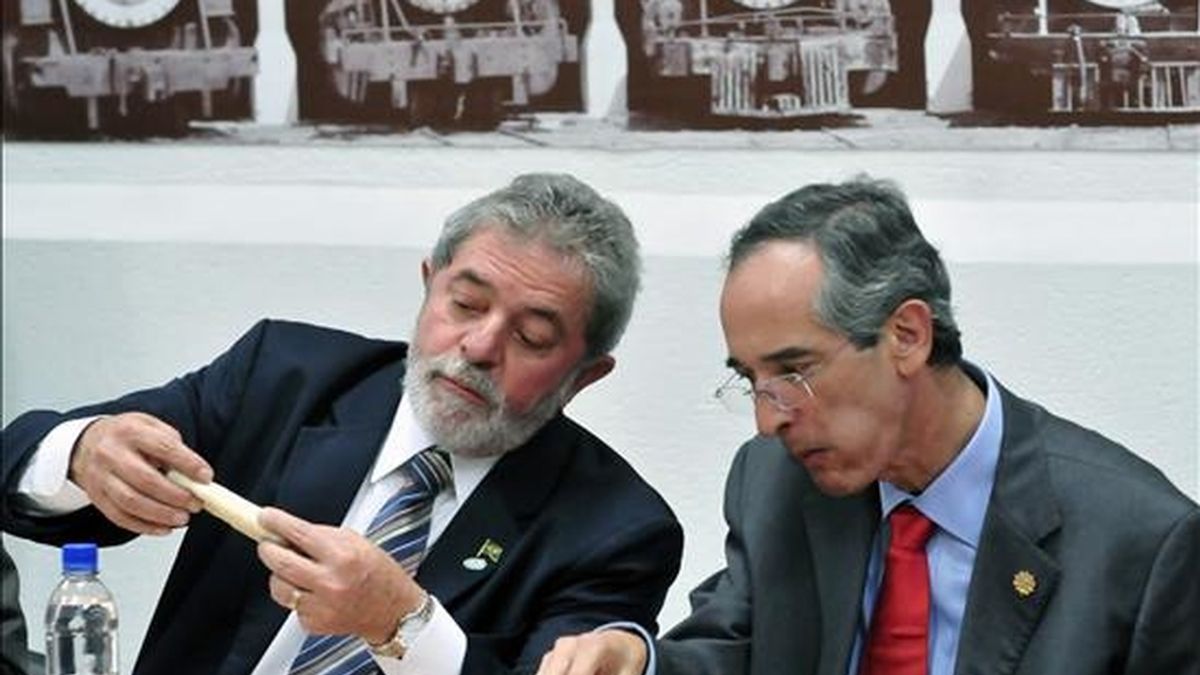 Lula, que finalizó hoy una visita oficial de 24 horas a Guatemala, conoció también de cerca los programas de combate de la pobreza que el Gobierno de Colom impulsa, inspirados en las políticas brasileñas. EFE