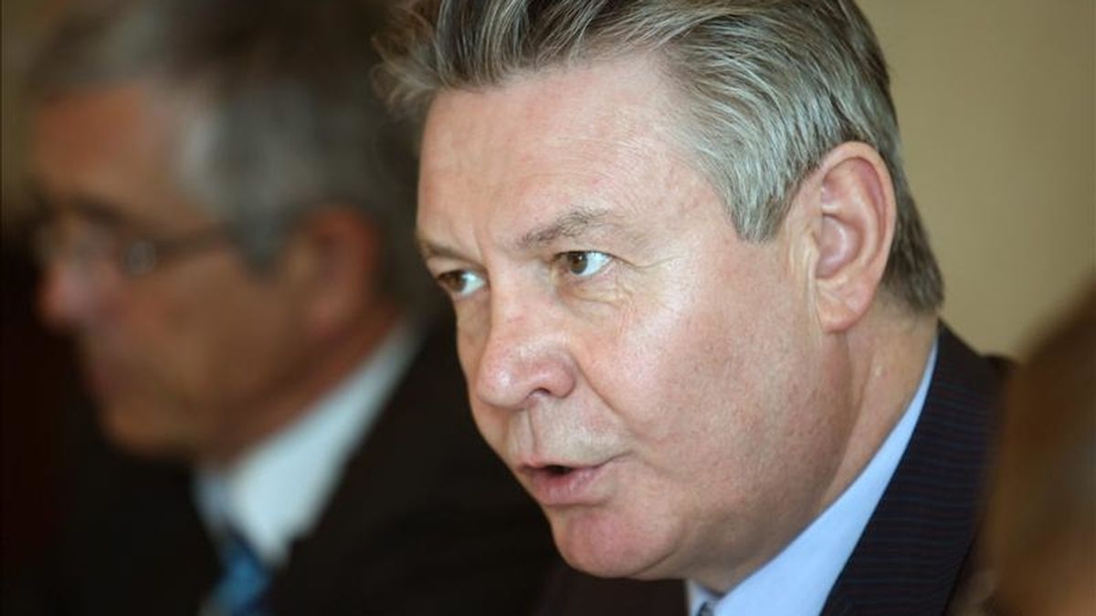 El comisario de Comercio de la Unión Europea (UE), Karel De Gucht, habla durante una rueda de prensa en Montevideo (Uruguay). De Gucht se reunió con autoridades uruguayas para analizar la marcha de las negociaciones para un acuerdo entre la UE y el Mercosur. EFE