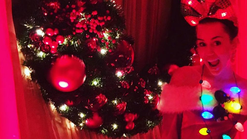 Miley también repite: oda al rojo, luces, un escaparate chino sobre Cyrus