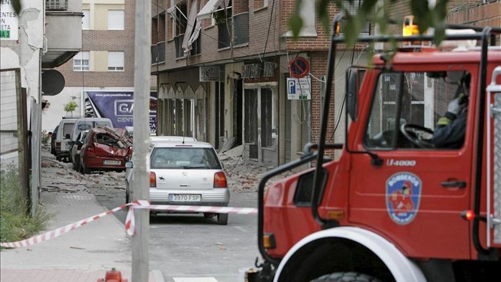 Un vehículo de bomberos junto a una zona precintada en el barrio de San Diego de Lorca, una de las zonas afectadas por el terremoto de 5,2 grados que ha sacudido la región de Murcia y que ha provocado diez fallecidos, según ha informado la Comunidad Autónoma de Murcia, en esa ciudad, tercera en población en la Región y capital del Valle del Guadalentín. EFE