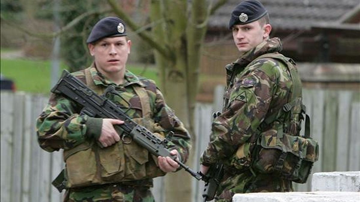 Dos soldados británicos vigilan la entrada principal de la base militar británica de Massereene en Antrim, cerca de Belfast, Irlanda del Norte, donde el pasado 7 de marzo dos terroristas del IRA Auténtico -el grupo responsable del atentado de Omagh de 1998- asesinaron a dos soldados e hirieron a otras cuatro personas. EFE/Archivo