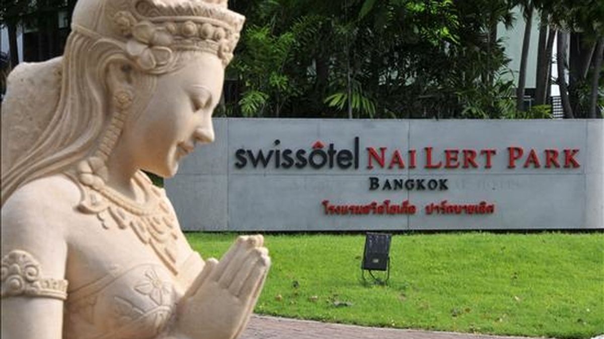 Una estatua en la entrada del hotel de cinco estrellas Swissotel Nai Lert Park en Bangkok (Tailandia), en el que los reporteros tailandeses informan que se encontró en el armario de una de las habitaciones el cuerpo del actor estadounidense David Carradine, de 72 años de edad. EFE