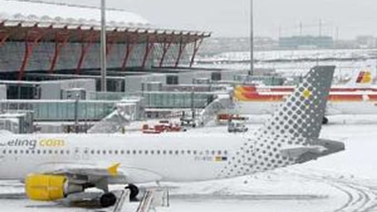 Iberia estuvo cerrado durante cuatro horas por la nieve. Foto: EFE