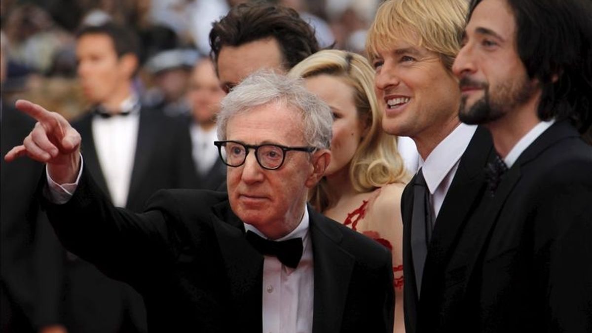 El director estadounidense Woody Allen (izda) y los actores Adrien Brody (dcha), Owen Wilson (2d), y Rachel McAdams, posan para los medios a su llegada a la proyección de "Midnight in Paris", película que ha inaugurado fuera de concurso la 64 edición del Festival de Cine de Cannes, Francia. EFE