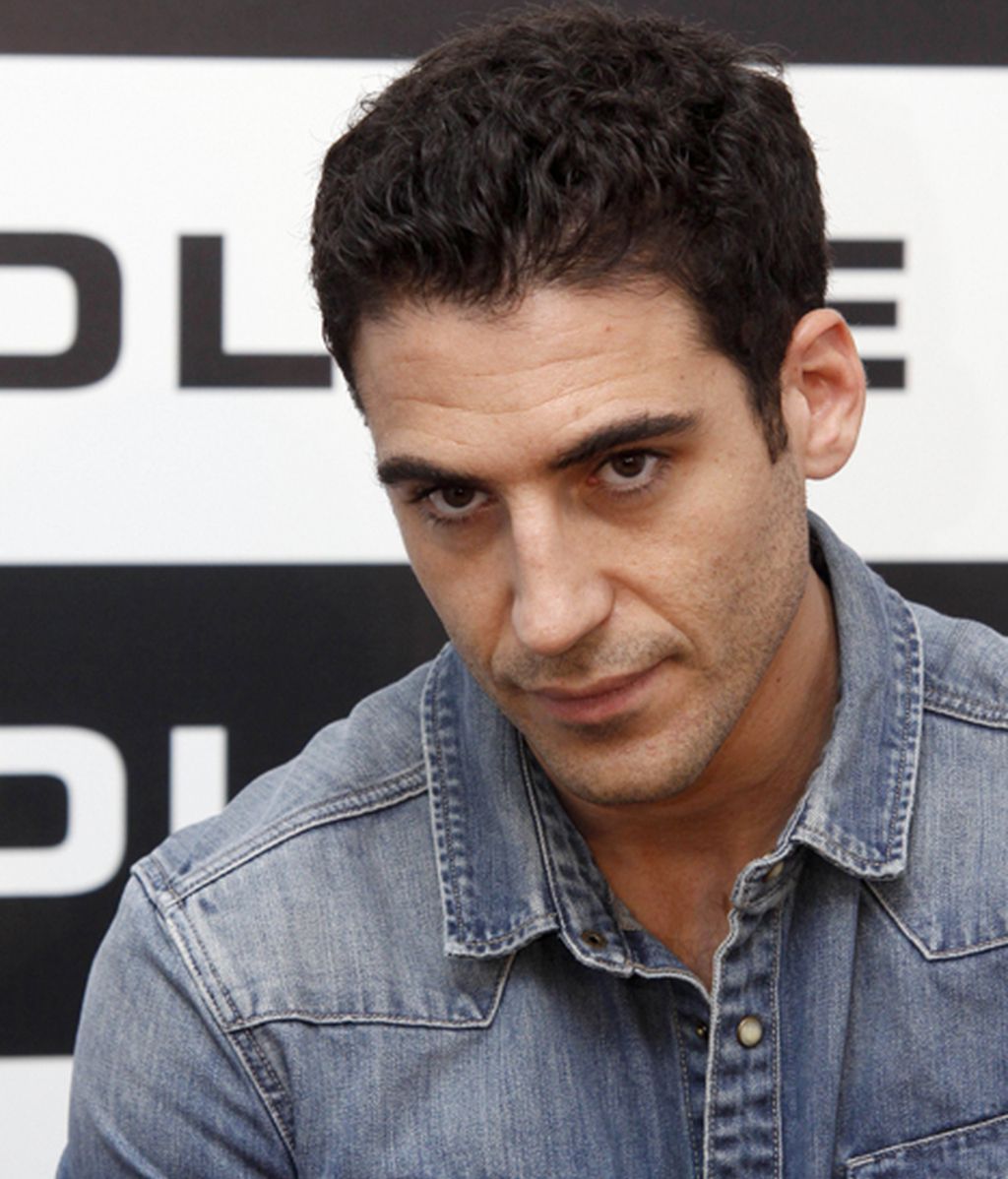 El actor Miguel Ángel Silvestre se pone gafas