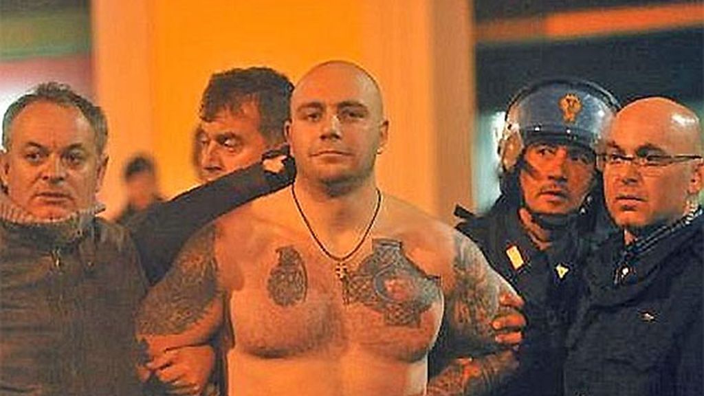 Los ultras serbios revientan el Italia-Serbia y destrozan Génova