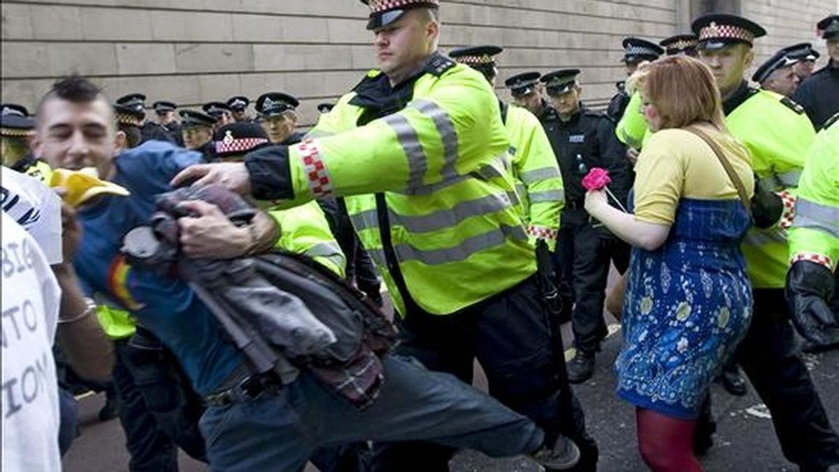 La policía empuja a un manifestante que participa en una protesta contra la cumbre del G-20 en los alrededores del Banco de Inglaterra, en Londres, Reino Unido, el pasado 2 de abril. EFE/Archivo