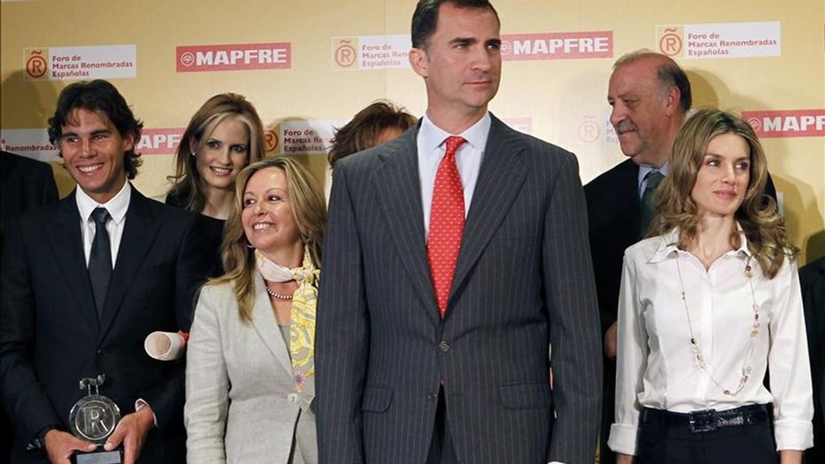 Los Príncipes de Asturias y la ministra de Asuntos Exteriores, Trinidad Jiménez, posan hoy en Madrid junto a los nuevos embajadores de la Marca España tras entregar las acreditaciones que recibieron Vicente del Bosque y Rafa Nadal, entre otros. EFE