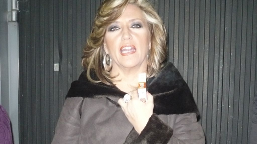Durante la publi, Lidya, fumando fuera de plató