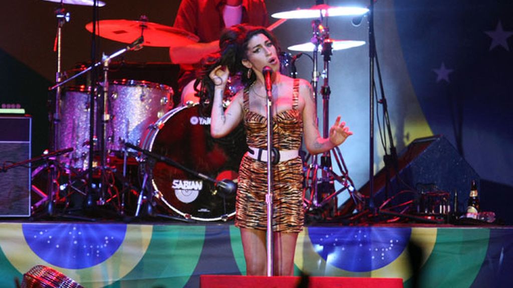 Amy Winehouse presume de delantera