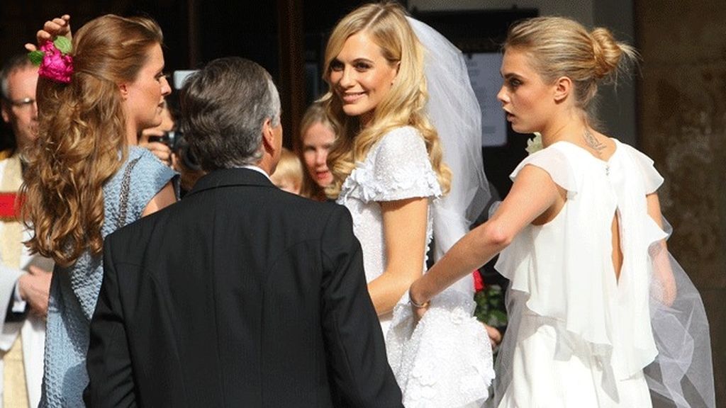 Cara Delevingne también eligió el blanco para su vaporoso traje de dama de honor