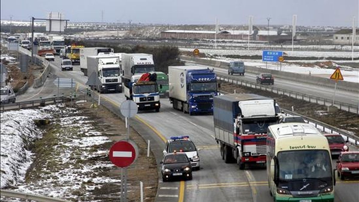 La autovía A-4 en dirección a Córdoba es cortada por la Guardia Civil de Tráfico como consecuencia de un accidente en el que se han visto implicados al menos diecisiete turismos, dos camiones articulados y una autocaravana a la altura de Ocaña (Toledo). EFE
