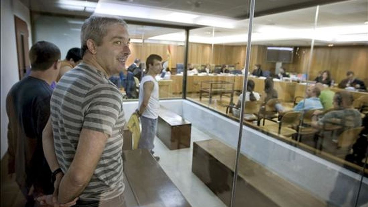 El presunto jefe del último "comando Donosti" de ETA, José Ángel Lerín (d), junto al resto de acusados, en la sala de la Audiencia Nacional donde se juzga a un total de doce presuntos miembros o colaboradores del citado comando. EFE
