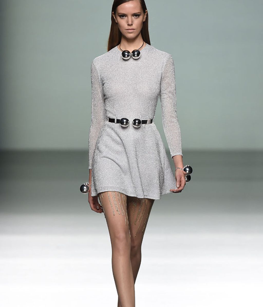 Tejidos metalizados, plastificados y silueta urbana