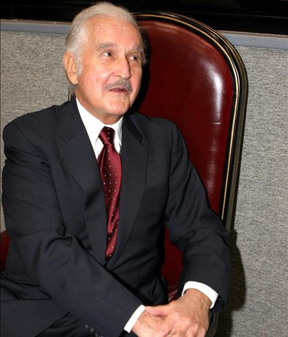 El escritor mexicano Carlos Fuentes ha ganado la XXXIV edición del Premio González-Ruano de Periodismo, que concede el Instituto de Cultura de la Fundación Mapfre, por su artículo "El Yucatán de Lara Zavala", publicado en el diario Reforma de México el 7 de abril de 2008. EFE/Archivo