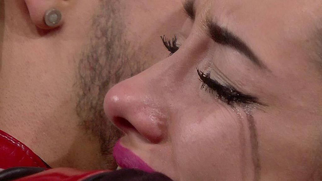 Abrazaba a su chico mientras él le decía: "Te amo"