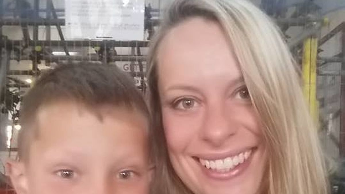 Una madre presuntamente se suicida tras perder a su hijo de 8 años en un incendio