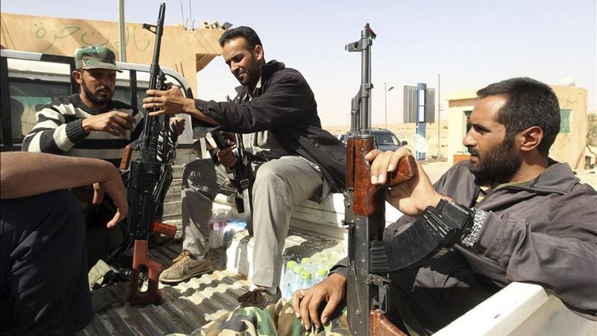 Combatientes rebeldes libios vigilan en la parte libia del paso fronterizo de Wazin, entre Túnez y Libia, el pasado 3 de mayo. EFE