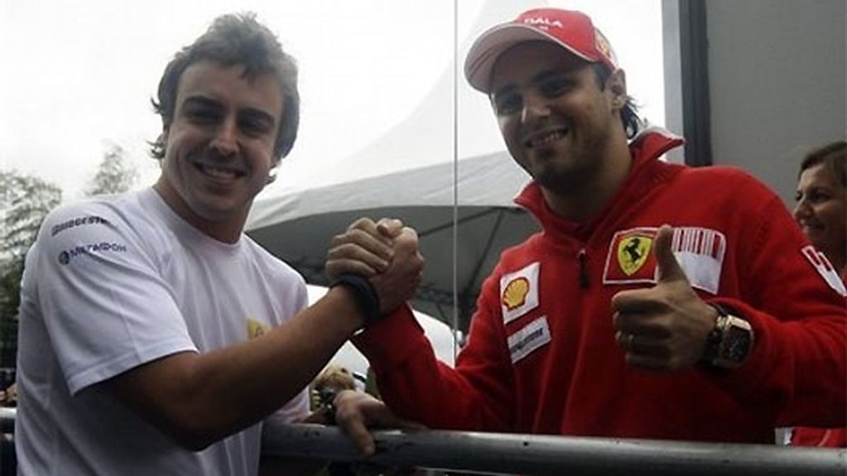 Alonso y Massa se saludan en Interlagos, el pasado fin de semana. FOTO: AP.