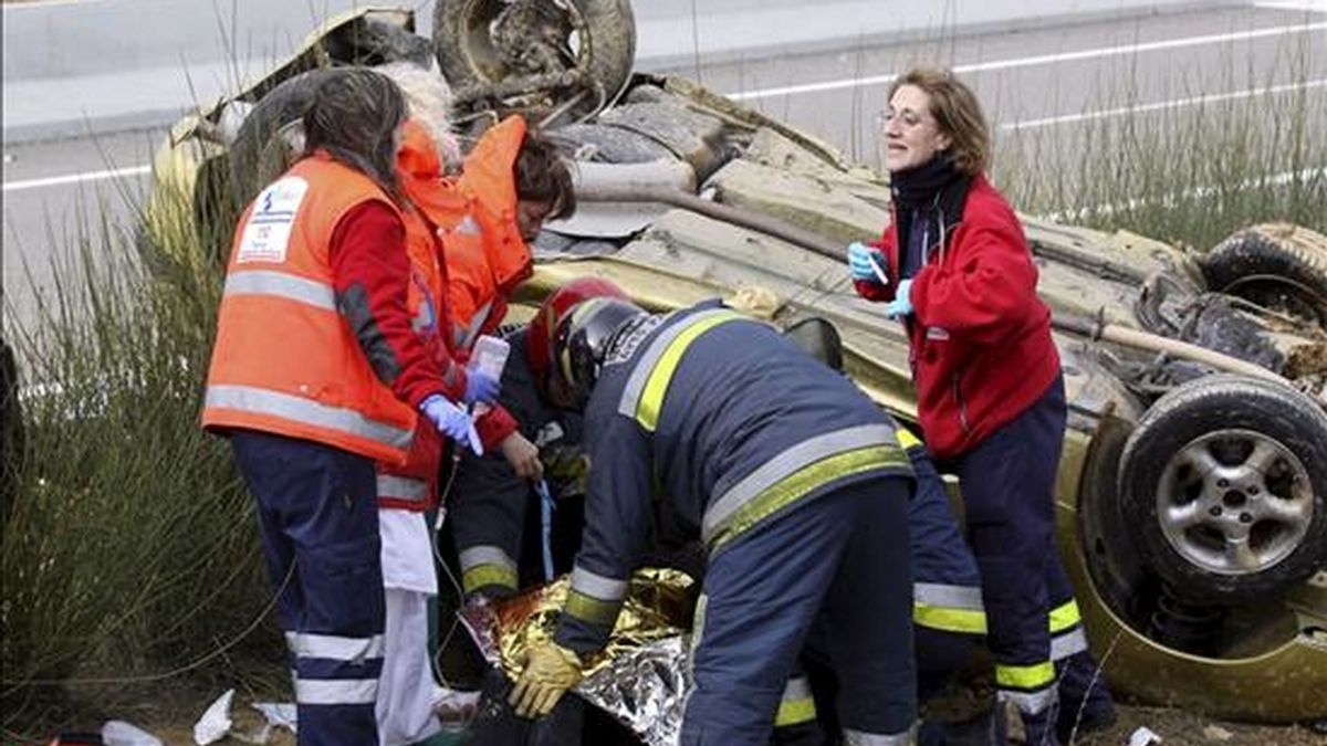 Los bomberos y los servicios de Emergencia atienden a la mujer herida en un accidente en la A-67 a la altura del término palentino de Fuentes de Valdepero. EFE
