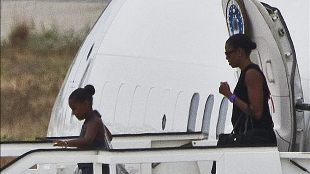 La primera dama de Estados Unidos, Michelle Obama junto a su hija Sasha a su llegada del aeropuerto de Málaga donde comenzará sus vacaciones en España. EFE