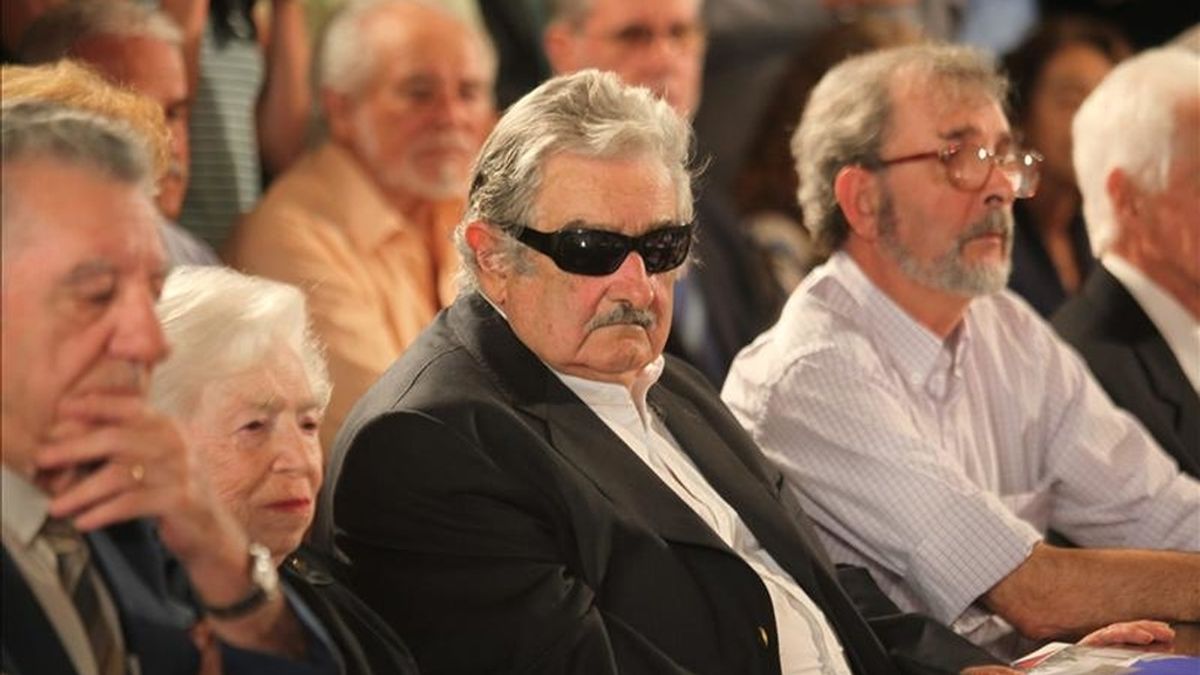 El presidente uruguayo, José Mujica (c), participa en el acto conmemorativo de los 40 años del nacimiento del Frente Amplio este 4 de febrero en el Palacio Legislativo (Parlamento), en Montevideo, Uruguay. EFE