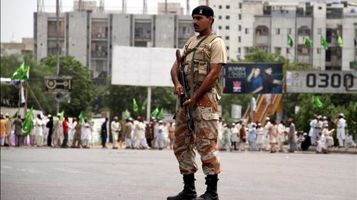 Un soldado paquistaní hace guardia en Lahora, Pakistán, el pasado sábado, 3 de julio. EFE/Archivo