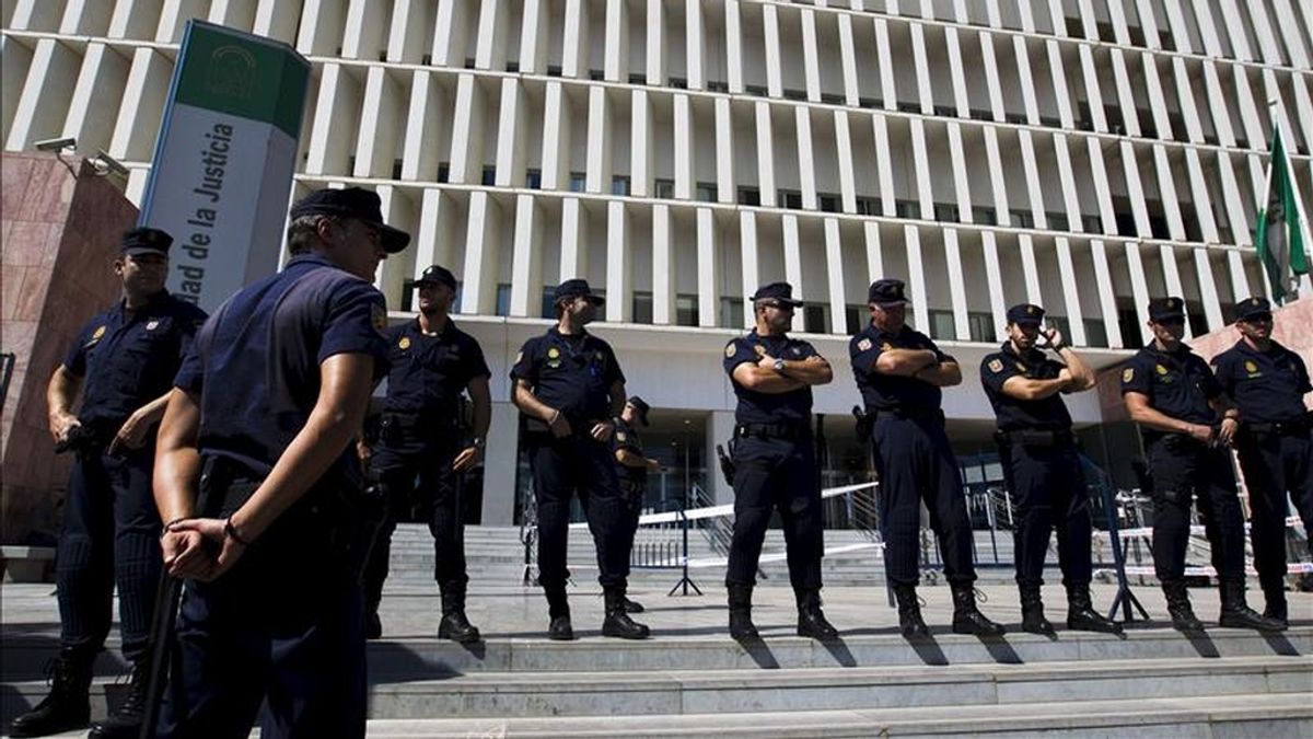Agentes de la Policía Nacional en el acceso a la Audiencia Provincial de Málaga. EFE/Archivo Agentes de la Policía Nacional en el acceso a la Audiencia Provincial de Málaga. EFE/Archivo