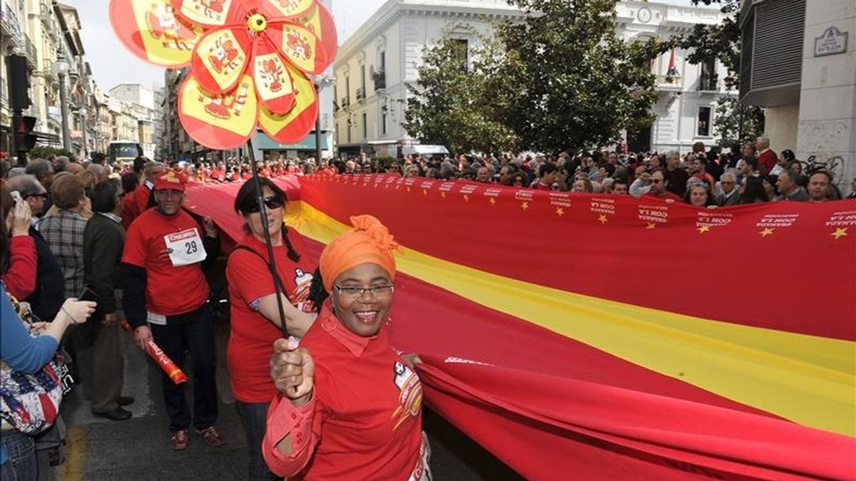 Voluntarios desplegando en Granada una bandera de España de más de 650 metros cuadrados en apoyo a la selección española de fútbol, el pasado marzo. EFE