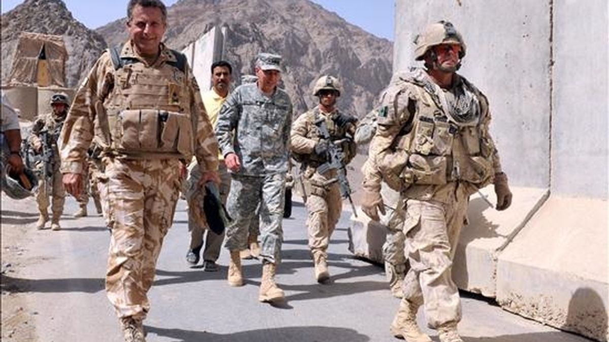 El general estadounidense David H. Petraeus (c), en Kandahar (sur de Afganistán), el 9 de julio. Seis soldados de la Fuerza Internacional de Asistencia a la Seguridad (ISAF) de la OTAN murieron ayer, 10 de julio, en varios ataques registrados en el sur y el este de Afganistán. EFE